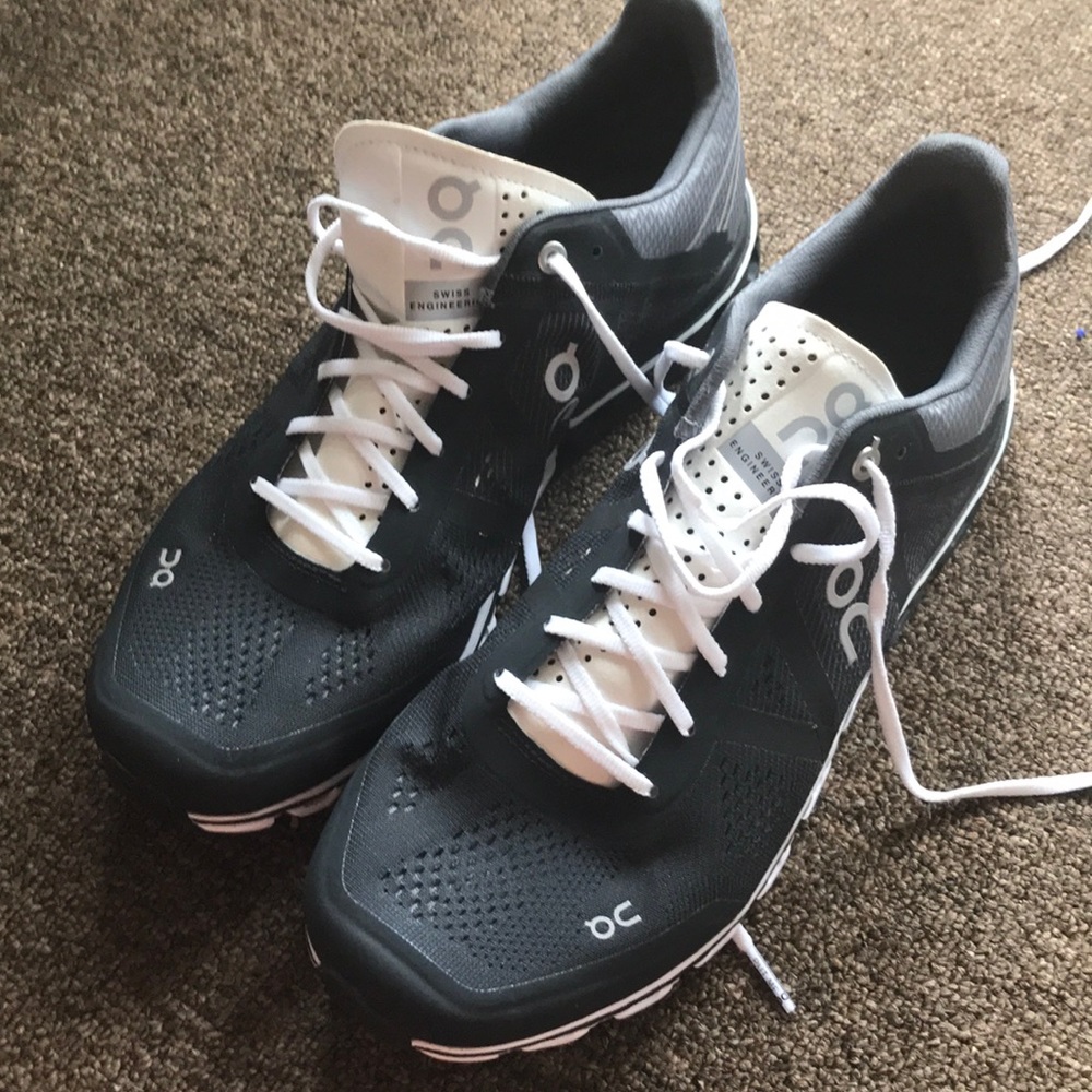 ON Cloudflow Black/white women’s 10